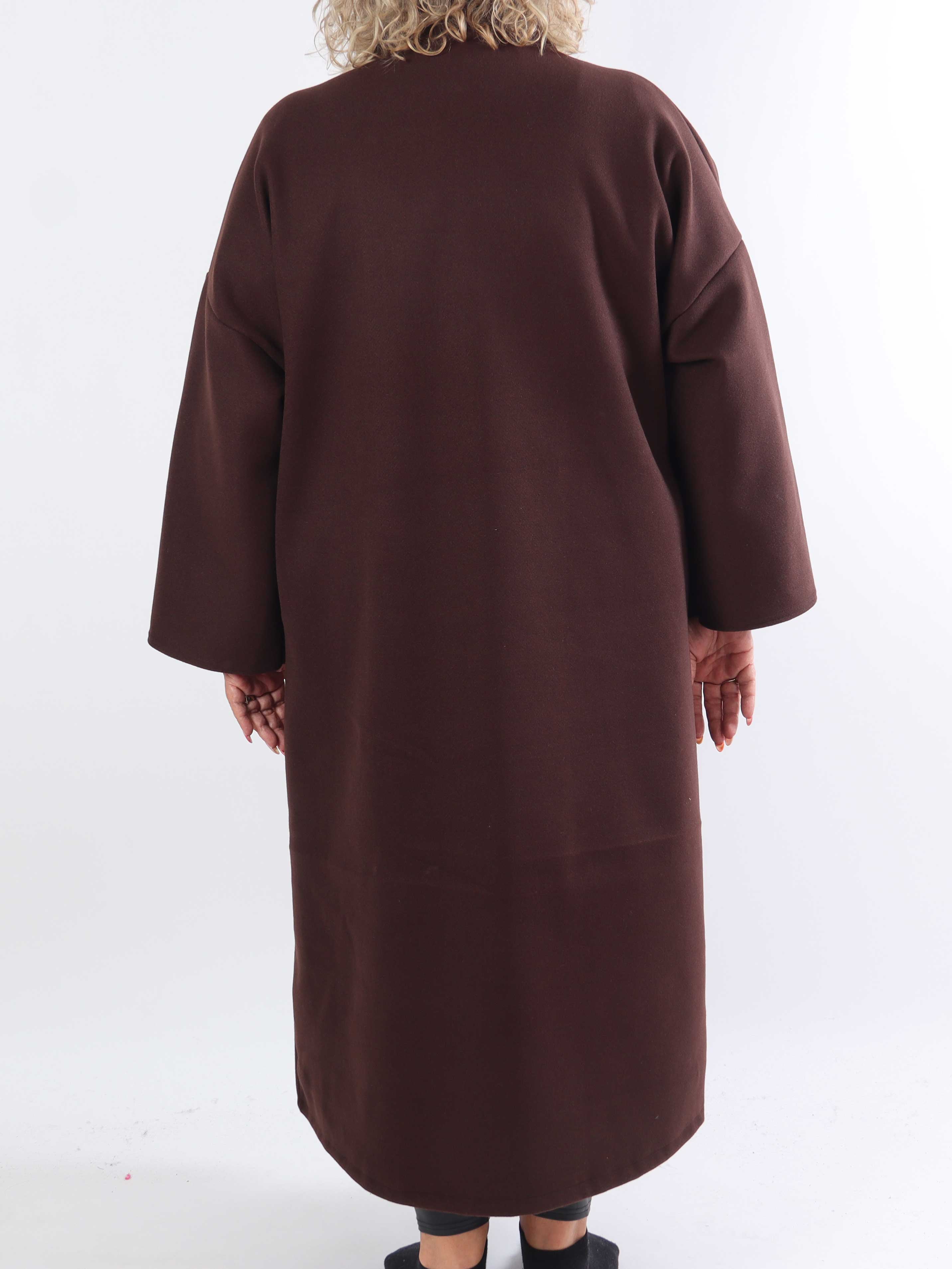 Abbelin - Lång plus size-kappa med dekorativa knappar